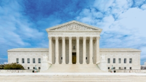 LA CORTE SUPREMA CONSENTE A TRUMP DI LICENZIARE
