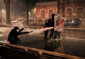 La violenza dei soliti noti e l'indignazione a geometria variabile