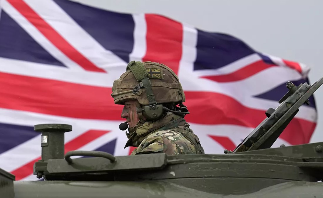 INGLESI GUERRAFONDAI FUORI DI TESTA PENSANO ALLA GUERRA CON LA RUSSIA