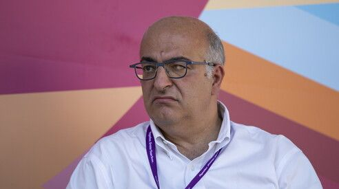 IL NUOVO PORTAVOCE DELLA MELONI, UN ESORDIO NON PROPRIO BRILLANTE