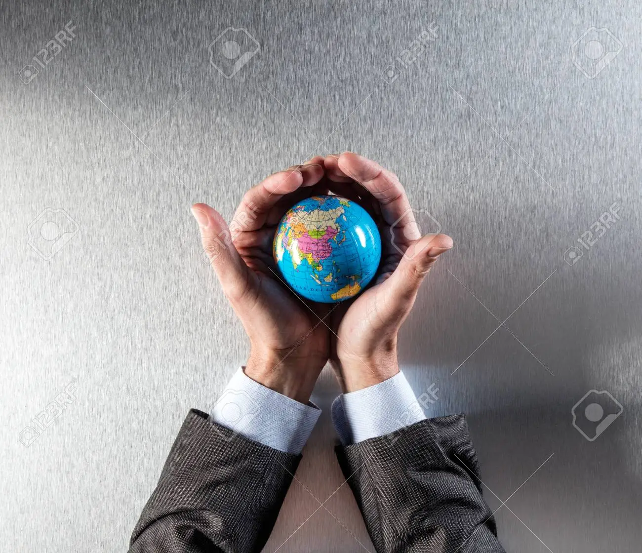 80028957-proteggere-l-uomo-d-affari-tenendo-la-terra-tra-le-sue-mani-per-il-concetto-di-responsabilita-umana