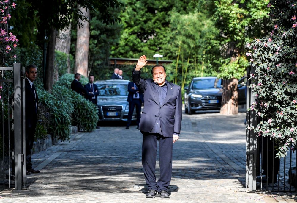 Berlusconisaluto-344961