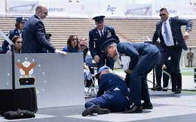Biden_cade_sul_palco