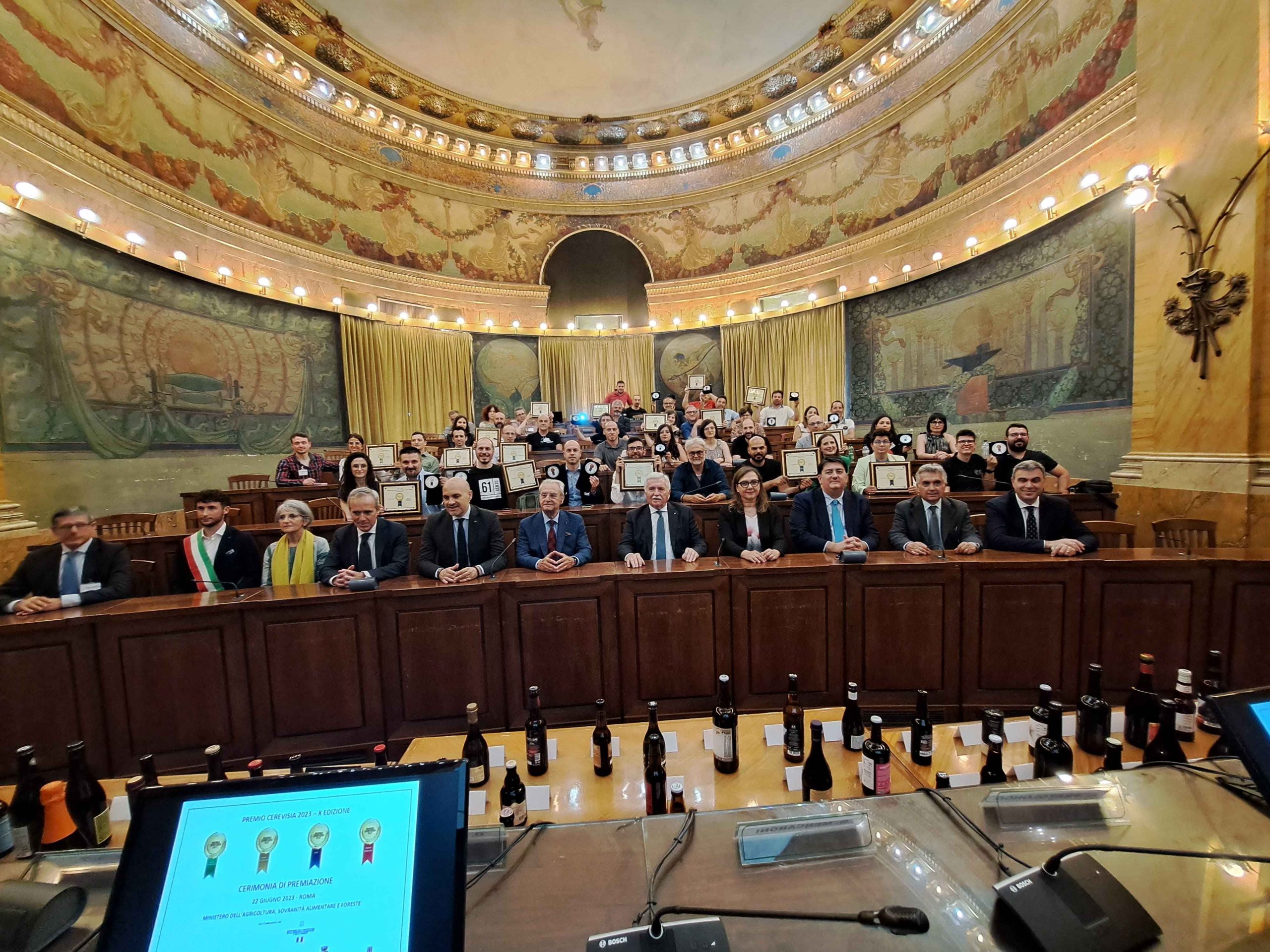 I premiati con, davanti, gli organizzatori del Premio Cerevisia I premiati con, davanti, gli organizzatori del Premio Cerevisia