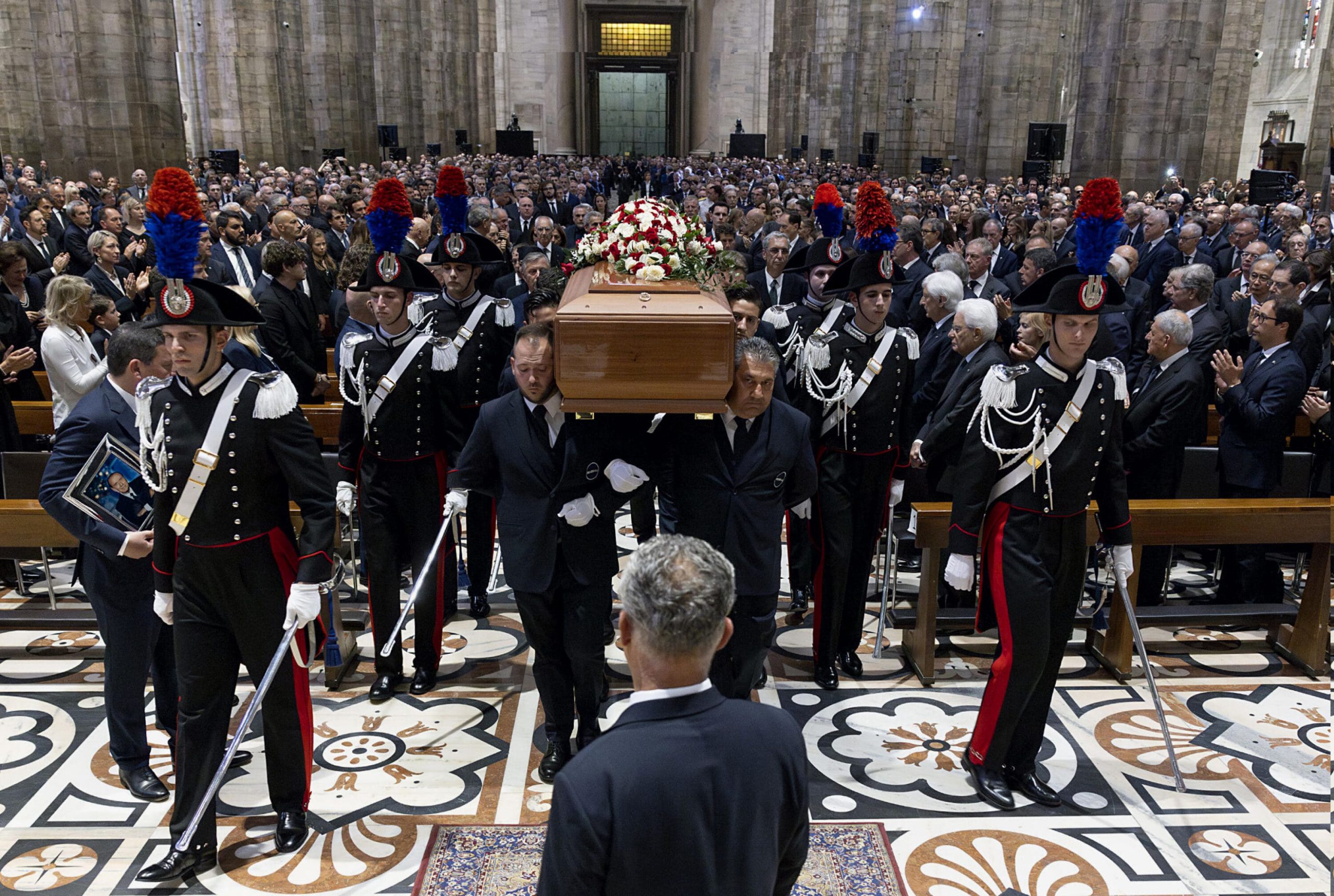 Folla-funerali-Berlusconi2