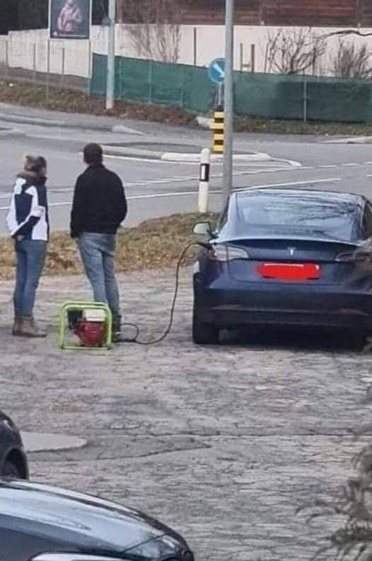 auto_elettrica_e_generatore_di_corrente