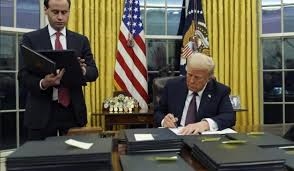 trump_firma_2222