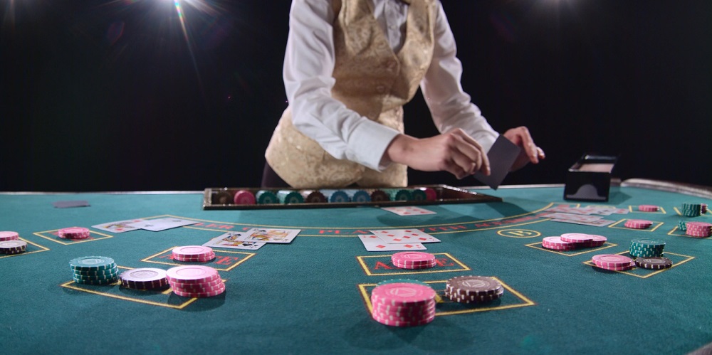 croupier-o-dealer-en-poker-diferencias-elementales-2707195980