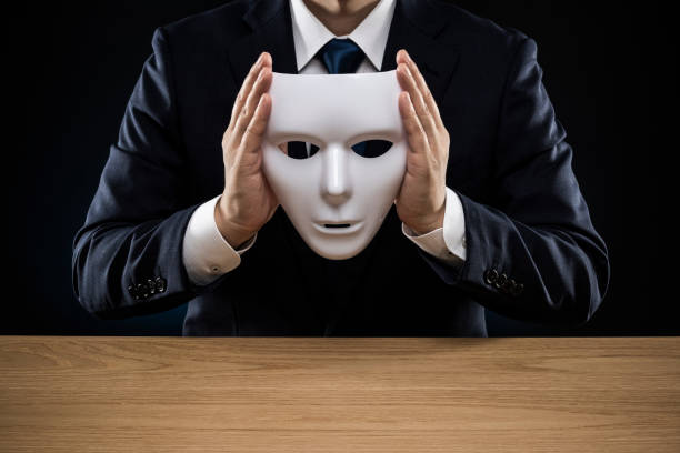 luomo-in-giacca-e-cravatta-si-toglie-la-maschera-3070031231