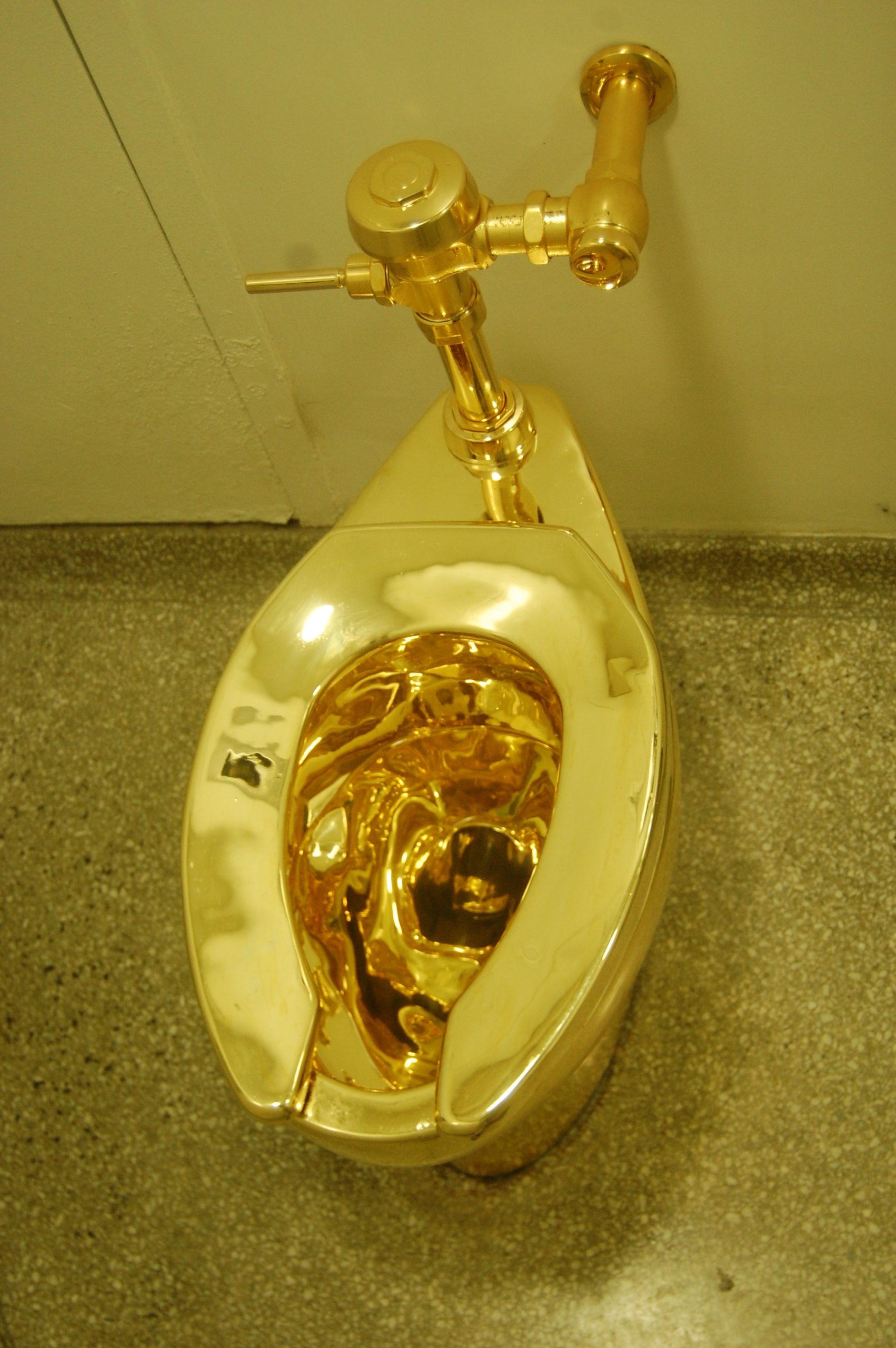 Gold-colored_toilet