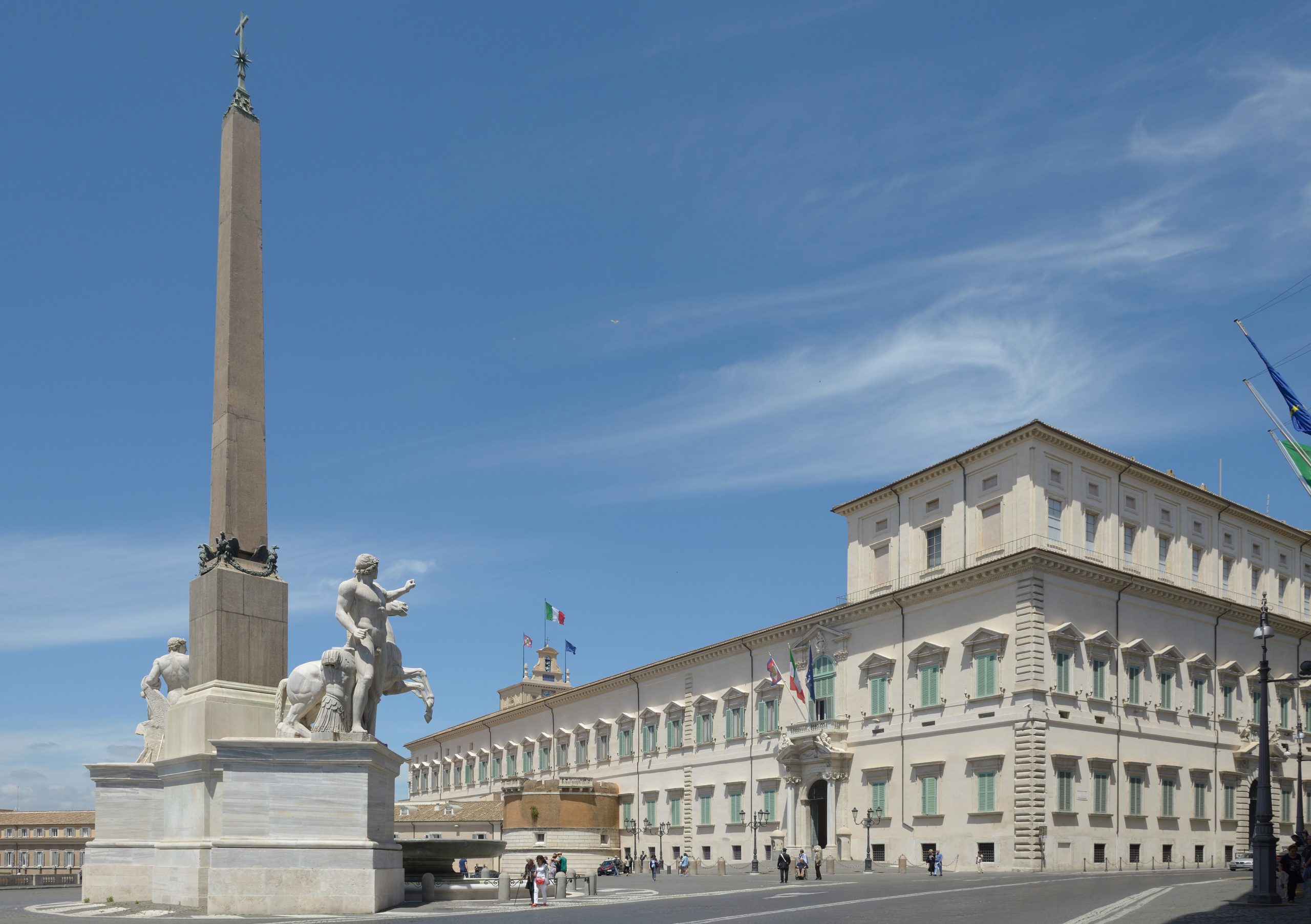 Quirinale_palazzo_e_obelisco_con_dioscuri_Roma