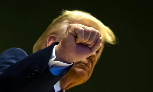 Trump_con_il_pugno