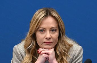 Meloni fa le pulizie di Pasqua Giorgia Meloni