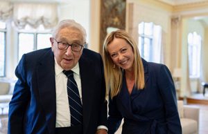 Meloni e la lezione di Kissinger: un leader non si dimette Kissinger e Meloni