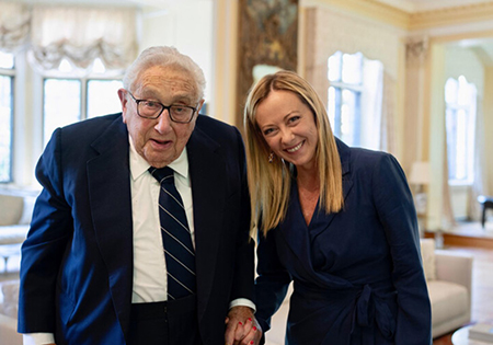 Meloni e la lezione di Kissinger: un leader non si dimette Kissinger e Meloni
