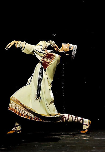 The sacrificial dance of the Chosen One Joanna Wozniak - Le-Sacre-du-printemps -https://www.researchgate.net/figure/The-sacrificial-dance-of-the-Chosen-One-Joanna-Wozniak-Le-Sacre-du-printemps-photo_fig2_373262288