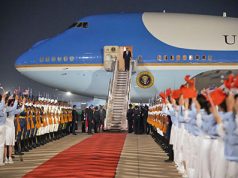 Tappeto rosso e cori di giovani per Trump all’arrivo a Pechino Trump all'arrivo a Pechino