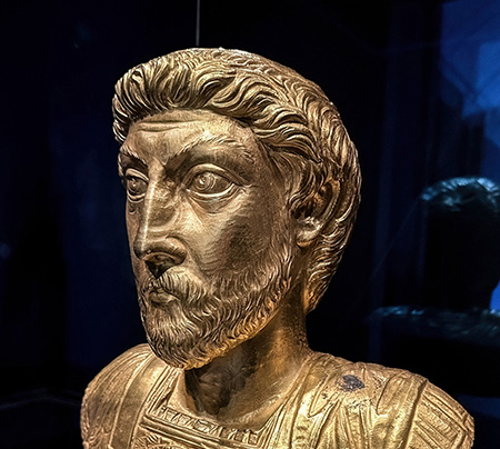 busto-aureo-marco-aurelio Busto aureo di Marco Aurelio conservato presso il Museo Romano di Avenches - https://it.wikipedia.org/wiki/File:Buste_en_or_de_Marc_Aur%C3%A8le_-_Visage.jpg