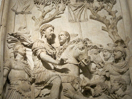 Rilievo del monumento onorario di Marco Aurelio che rappresenta la sottomissione dei Germani (dettaglio) - https://www.museicapitolini.org/it/percorsi/percorsi_per_sale/museo_del_palazzo_dei_conservatori/scalone/rilievo_da_monumento_onorario_di_marco_aurelio_sottomissione_dei_germani
