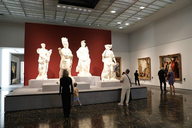 Louvre Abu Dhabi, interno sala barocco e rococò (F.Bini Creative CommonsAttribution-Share Alike 4.0) - ph https://commons.wikimedia.org/wiki/Main_Page