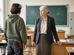 13 anni, accoltella la prof mentre la riprende 13 anni, accoltella la prof mentre la riprende