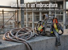 Una fune e un’imbracatura Una fune e un'imbracatura