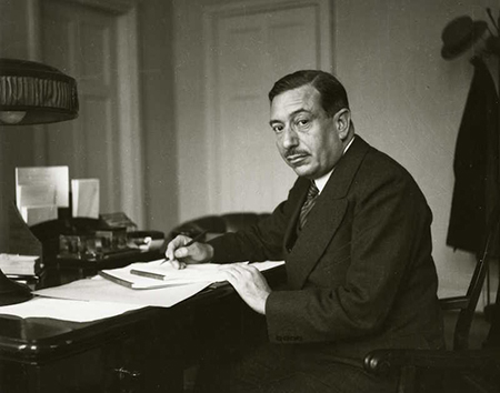 Alberto Beneduce Ma quanto fu fascista l'Italia fascista? Per comprenderlo merita attenzione Alberto Beneduce (Caserta, 29 marzo 1877 - Roma, 26 aprile 1944). Iscritto da giovane al Partito socialista italiano e iniziato massone nella loggia “Bovio” di Roma, ascese a Primo Gran Sorvegliante del Grande Oriente d'Italia. Amministratore delegato dell'Istituto Nazionale delle Assicurazioni, da lui ideato, deputato e ministro, avversò il fascismo, ma a lui Mussolini si rivolse per arginare le possibili conseguenze della Grande depressione del 1929. Beneduce fu alla guida dell'Istituto Mobiliare Italiano, fondò e presiedette l'Istituto per la Ricostruzione Industriale e nel 1936 varò la riforma della Banca d'Italia. Colpito da ictus, si ritrasse da molti impegni. Idea Nova (una delle sue quattro figlie, due delle quali, mai battezzate, erano Vittoria Proletaria e Italia Libera) sposò il banchiere Enrico Cuccia, che volle accanto l'antifascista Raffaele Mattioli. Nominato senatore dal Re nel 1939, ricevette con scetticismo la mai chiesta tessera “ad honorem” del PNF. Intrinseco di Giuseppe Volpi di Misurata e di Bonaldo Stringher, guardava al di là del regime. 