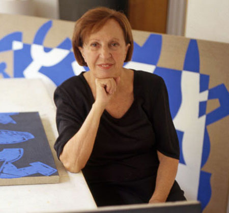 Carla Accardi nel suo studio a Roma, 1999. Fotografia di Mireille Hoster. Archivio Accardi Sanfilippo. Fonte: Wikimedia Commons
