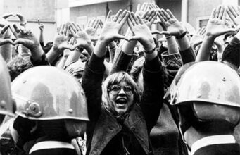 Lo stato dell’arte – Il femminismo cambia strada Manifestazione femminista negli anni Settanta. Le donne in corteo, con le mani alzate davanti alle forze dell’ordine, testimoniano il clima di mobilitazione collettiva che caratterizzò quella stagione. Foto: Wikimedia Commons – Pubblico dominio (Italia)