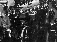 Il lungo crepuscolo di Vittorio Emanuele III Funerali di Stato di Vittorio Emanuele III, “conte di Pollenzo”, disposti da Re Faruk d'Egitto. Vittorio Emanuele III donò all'Italia la sua raccolta numismatica, considerata la più ricca del mondo. Curò i sedici volumi del “Corpus Nummorum Italicorum”. Durante i quarantasei anni di regno elargì cospicue somme personali a istituzioni benefiche, associazioni patriottiche, musei e biblioteche e finanziò ricerche scientifiche, in specie mediche e agrarie, con particolare attenzione per la cerealicoltura. Il 17 dicembre 2017, con il fattivo concorso del Presidente della Repubblica Sergio Mattarella in accoglimento dell'istanza rivoltagli da Vittorio Emanuele di Savoia e dalla principessa Maria Gabriella anche a nome delle sorelle Maria Pia e Maria Beatrice, il feretro di Vittorio Emanuele III venne traslato da Alessandria d'Egitto al Santuario di Vicoforte (Cuneo), voluto quale Mausoleo della Casa da Carlo Emanuele I, duca di Savoia dal 1580 al 1630. Due giorni prima vi era giunto da Montpellier il feretro della Regina Elena. I due feretri sono deposti nella Cappella di San Bernardo che, quando la Traslazione era ancora “in mente Dei”, era stata concessa per la loro sepoltura sin dal 22 aprile 2013 dal vescovo di Mondovì, Luciano Pacomio, catechista insigne, su istanza della principessa Maria Gabriella di Savoia e del presidente della Consulta dei senatori del regno.