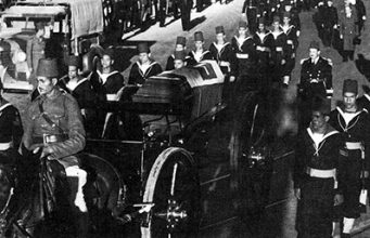 Il lungo crepuscolo di Vittorio Emanuele III Funerali di Stato di Vittorio Emanuele III, “conte di Pollenzo”, disposti da Re Faruk d'Egitto. Vittorio Emanuele III donò all'Italia la sua raccolta numismatica, considerata la più ricca del mondo. Curò i sedici volumi del “Corpus Nummorum Italicorum”. Durante i quarantasei anni di regno elargì cospicue somme personali a istituzioni benefiche, associazioni patriottiche, musei e biblioteche e finanziò ricerche scientifiche, in specie mediche e agrarie, con particolare attenzione per la cerealicoltura. Il 17 dicembre 2017, con il fattivo concorso del Presidente della Repubblica Sergio Mattarella in accoglimento dell'istanza rivoltagli da Vittorio Emanuele di Savoia e dalla principessa Maria Gabriella anche a nome delle sorelle Maria Pia e Maria Beatrice, il feretro di Vittorio Emanuele III venne traslato da Alessandria d'Egitto al Santuario di Vicoforte (Cuneo), voluto quale Mausoleo della Casa da Carlo Emanuele I, duca di Savoia dal 1580 al 1630. Due giorni prima vi era giunto da Montpellier il feretro della Regina Elena. I due feretri sono deposti nella Cappella di San Bernardo che, quando la Traslazione era ancora “in mente Dei”, era stata concessa per la loro sepoltura sin dal 22 aprile 2013 dal vescovo di Mondovì, Luciano Pacomio, catechista insigne, su istanza della principessa Maria Gabriella di Savoia e del presidente della Consulta dei senatori del regno.