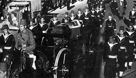 funeralvittorioemanueleiiii Funerali di Stato di Vittorio Emanuele III, “conte di Pollenzo”, disposti da Re Faruk d'Egitto. Vittorio Emanuele III donò all'Italia la sua raccolta numismatica, considerata la più ricca del mondo. Curò i sedici volumi del “Corpus Nummorum Italicorum”. Durante i quarantasei anni di regno elargì cospicue somme personali a istituzioni benefiche, associazioni patriottiche, musei e biblioteche e finanziò ricerche scientifiche, in specie mediche e agrarie, con particolare attenzione per la cerealicoltura. Il 17 dicembre 2017, con il fattivo concorso del Presidente della Repubblica Sergio Mattarella in accoglimento dell'istanza rivoltagli da Vittorio Emanuele di Savoia e dalla principessa Maria Gabriella anche a nome delle sorelle Maria Pia e Maria Beatrice, il feretro di Vittorio Emanuele III venne traslato da Alessandria d'Egitto al Santuario di Vicoforte (Cuneo), voluto quale Mausoleo della Casa da Carlo Emanuele I, duca di Savoia dal 1580 al 1630. Due giorni prima vi era giunto da Montpellier il feretro della Regina Elena. I due feretri sono deposti nella Cappella di San Bernardo che, quando la Traslazione era ancora “in mente Dei”, era stata concessa per la loro sepoltura sin dal 22 aprile 2013 dal vescovo di Mondovì, Luciano Pacomio, catechista insigne, su istanza della principessa Maria Gabriella di Savoia e del presidente della Consulta dei senatori del regno.