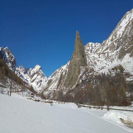 La borgata di Saretto (Acceglio) con la Rocca Provenzale. I monti uniscono chi li sa percorrere